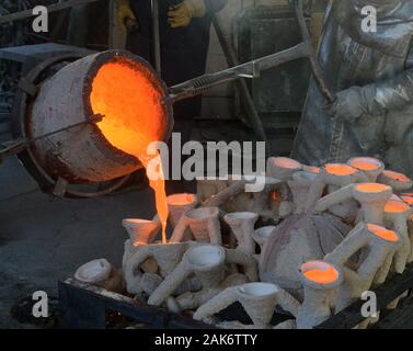 Les travailleurs de fire convient à verser dans des moules en métal bronze fondu pendant le coulage de la Screen Actors Guild Award statuettes à l'American Fine Arts fonderie à Burbank, Californie, le mardi 7 janvier 2020. Les gagnants seront annoncés lors d'une diffusion simultanée en direct sur TNT et le SCT à Los Angeles le 19 janvier 2020. Photo par Jim Ruymen/UPI UPI : Crédit/Alamy Live News Banque D'Images