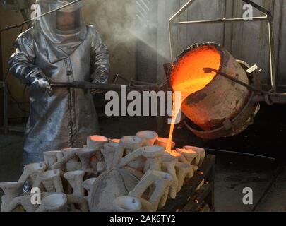 Les travailleurs de fire convient à verser dans des moules en métal bronze fondu pendant le coulage de la Screen Actors Guild Award statuettes à l'American Fine Arts fonderie à Burbank, Californie, le mardi 7 janvier 2020. Les gagnants seront annoncés lors d'une diffusion simultanée en direct sur TNT et le SCT à Los Angeles le 19 janvier 2020. Photo par Jim Ruymen/UPI UPI : Crédit/Alamy Live News Banque D'Images