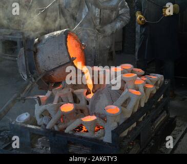 Les travailleurs de fire convient à verser dans des moules en métal bronze fondu pendant le coulage de la Screen Actors Guild Award statuettes à l'American Fine Arts fonderie à Burbank, Californie, le mardi 7 janvier 2020. Les gagnants seront annoncés lors d'une diffusion simultanée en direct sur TNT et le SCT à Los Angeles le 19 janvier 2020. Photo par Jim Ruymen/UPI UPI : Crédit/Alamy Live News Banque D'Images