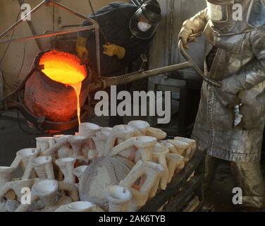 Les travailleurs de fire convient à verser dans des moules en métal bronze fondu pendant le coulage de la Screen Actors Guild Award statuettes à l'American Fine Arts fonderie à Burbank, Californie, le mardi 7 janvier 2020. Les gagnants seront annoncés lors d'une diffusion simultanée en direct sur TNT et le SCT à Los Angeles le 19 janvier 2020. Photo par Jim Ruymen/UPI UPI : Crédit/Alamy Live News Banque D'Images