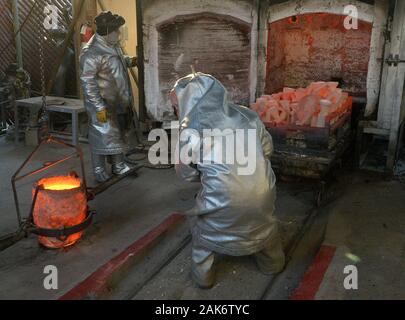 Les travailleurs de fire convient à enlever les moisissures causées par un four avant la coulée du métal bronze fondu dans les moules c'est au casting de la Screen Actors Guild Award statuettes à l'American Fine Arts fonderie à Burbank, Californie, le mardi 7 janvier 2020. Les gagnants seront annoncés lors d'une diffusion simultanée en direct sur TNT et le SCT à Los Angeles le 19 janvier 2020. Photo par Jim Ruymen/UPI UPI : Crédit/Alamy Live News Banque D'Images