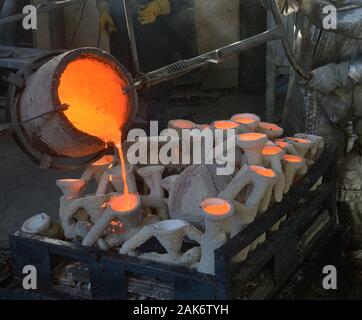 Les travailleurs de fire convient à verser dans des moules en métal bronze fondu pendant le coulage de la Screen Actors Guild Award statuettes à l'American Fine Arts fonderie à Burbank, Californie, le mardi 7 janvier 2020. Les gagnants seront annoncés lors d'une diffusion simultanée en direct sur TNT et le SCT à Los Angeles le 19 janvier 2020. Photo par Jim Ruymen/UPI UPI : Crédit/Alamy Live News Banque D'Images