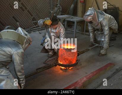 Les travailleurs de fire convient à préparer métal bronze fondu avant de la verser dans des moules pendant le coulage de la Screen Actors Guild Award statuettes à l'American Fine Arts fonderie à Burbank, Californie, le mardi 7 janvier 2020. Les gagnants seront annoncés lors d'une diffusion simultanée en direct sur TNT et le SCT à Los Angeles le 19 janvier 2020. Photo par Jim Ruymen/UPI UPI : Crédit/Alamy Live News Banque D'Images