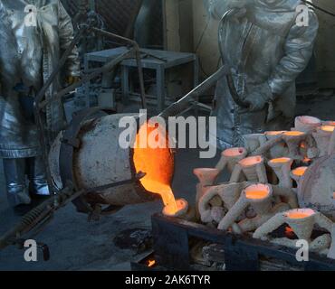 Les travailleurs de fire convient à verser dans des moules en métal bronze fondu pendant le coulage de la Screen Actors Guild Award statuettes à l'American Fine Arts fonderie à Burbank, Californie, le mardi 7 janvier 2020. Les gagnants seront annoncés lors d'une diffusion simultanée en direct sur TNT et le SCT à Los Angeles le 19 janvier 2020. Photo par Jim Ruymen/UPI UPI : Crédit/Alamy Live News Banque D'Images