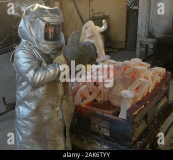 Un travailleur dans un feu affiche l'un des moules alors qu'il se prépare à verser dans des moules en bronze fondu pendant le coulage de la Screen Actors Guild Award statuettes à l'American Fine Arts fonderie à Burbank, Californie, le mardi 7 janvier 2020. Les gagnants seront annoncés lors d'une diffusion simultanée en direct sur TNT et le SCT à Los Angeles le 19 janvier 2020. Photo par Jim Ruymen/UPI UPI : Crédit/Alamy Live News Banque D'Images