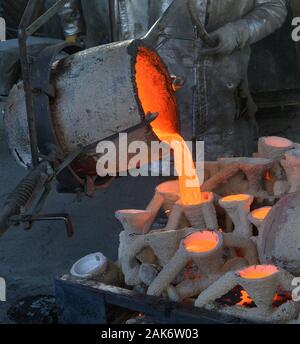 Les travailleurs de fire convient à verser dans des moules en métal bronze fondu pendant le coulage de la Screen Actors Guild Award statuettes à l'American Fine Arts fonderie à Burbank, Californie, le mardi 7 janvier 2020. Les gagnants seront annoncés lors d'une diffusion simultanée en direct sur TNT et le SCT à Los Angeles le 19 janvier 2020. Photo par Jim Ruymen/UPI UPI : Crédit/Alamy Live News Banque D'Images