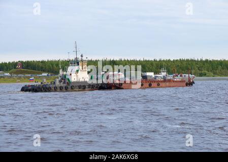 SALEHARD, Russie - le 29 août 2018 : Car-ferry sur la rivière Ob. Traversée du fleuve entre les villes de Salekhard et Labytnangi Banque D'Images