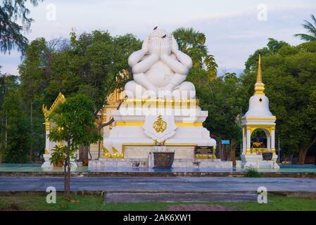 CHA-AM, THAÏLANDE - 10 décembre 2018 : La sculpture de la six-Bouddha armés tôt le matin temple bouddhiste Wat Neranchararam Banque D'Images