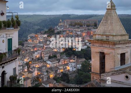 La ville de Ragusa Ibla à partir de l'église Santa Maria delle Scale, Sicile, Italie Banque D'Images