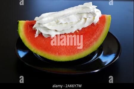 Un dessert sucré et gourmand, de crème Chantilly et d'une tranche de melon d'eau frais et biologiques Banque D'Images