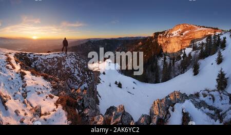 Hiver coloré lever du soleil dans les montagnes Banque D'Images