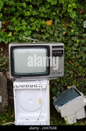 Les déchets électroniques, y compris une télévision obsolètes pour le recyclage des déchets électroniques Banque D'Images