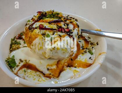 Cuisine indienne Célèbre. Délicieux Raj Kachori chaat , la mise au point sélective est utilisée. Banque D'Images