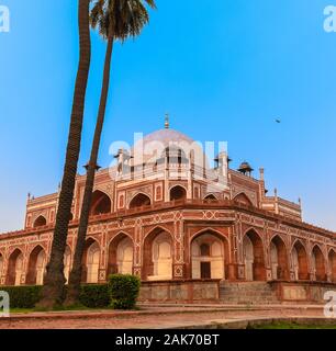 Vue en partie sur la tombe d'Humayun, la tombe de l'empereur Mughal Humayun à Delhi, Inde. Banque D'Images