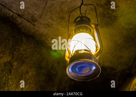 Courts vintage lanterne sur le toit d'une grotte, l'équipement minier nostalgique Banque D'Images