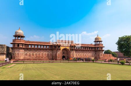 Vue sur le palais de Jahangir dans le fort d'Agra. Banque D'Images