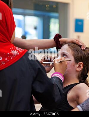 Umea, Suède Norrland - le 23 juin 2019 : les enfants de cultures différentes de l'autre peinture sur le visage Banque D'Images