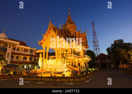 CHIANG MAI, THAÏLANDE - le 22 décembre 2018 : soirée sur le temple bouddhiste Wat Buppharam Banque D'Images