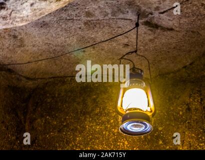 Retro lanterne sur le toit d'une grotte, l'équipement minier nostalgique Banque D'Images