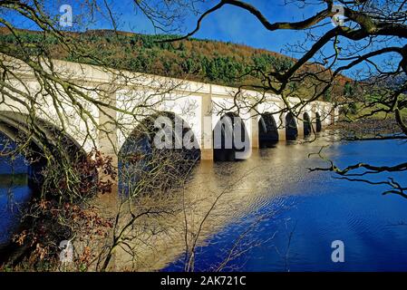 UK,Derbyshire Peak District,viaduc sur Ashopton,Ladybower Reservoir Banque D'Images