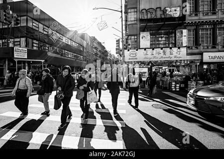 China Town, New York, NY, USA - Le 30 novembre 2019. Les gens qui marchent dans les rues de Manhattan - Chinatown, New York. Banque D'Images