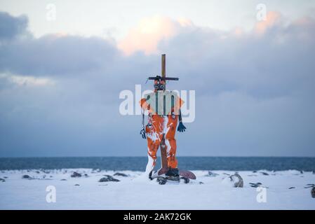 Ancienne combinaison de plongée sous la forme d'un mannequin sur la rive de l'océan Arctique sur une journée de février. Teriberka, Russie Banque D'Images