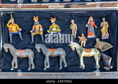 Figurines en plâtre de la crèche au marché aux puces Banque D'Images