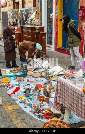 Les acheteurs et les vendeurs au marché aux puces Banque D'Images