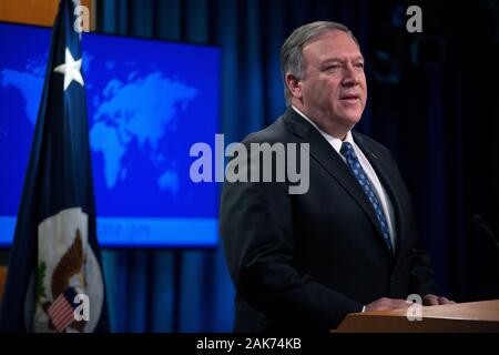 Le secrétaire d'État des États-Unis, Mike Pompeo parle aux membres des médias au cours d'un point de presse au département d'État à Washington D.C., États-Unis, le mardi, Janvier 7, 2020. Pompeo défendu actions des Etats-Unis en Iran, où un bombardement a tué le chef militaire iranien Qasem Soleimani. Credit : Stefani Reynolds / CNP | conditions dans le monde entier Banque D'Images