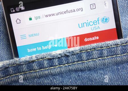 L'UNICEF USA Site web affiché sur smartphone caché dans la poche de jeans Banque D'Images