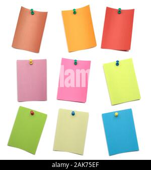 Collection de différentes couleurs de feuilles de papiers épinglés note autocollants isolé sur fond blanc Banque D'Images