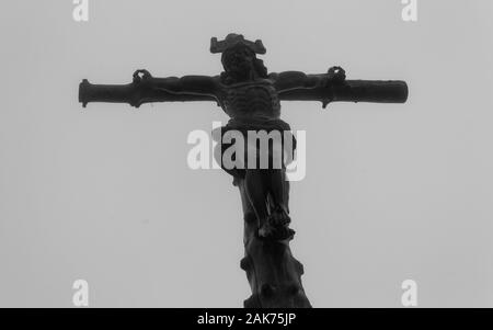 Vue détaillée du sommet cross de Hinteres Hörnle, 1548 m dans les Alpes d'Ammergau, situé à Bad Kohlgrub, Allemagne Banque D'Images