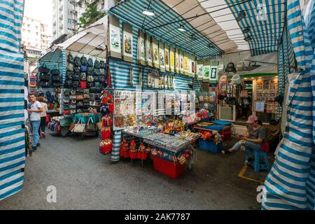 Hong Kong, Chine - Novembre 2019 : la mode, les vêtements et marchandises sur la rue du marché (Ladie's Market) à Hong Kong , Tung Choi Street Banque D'Images