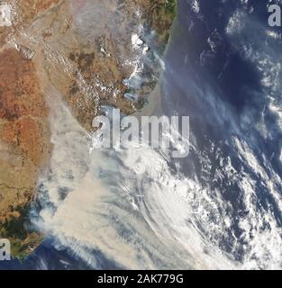 Sud-est de l'Australie. 7Th jan 2020. Fichier par satellite image acquise le 4 mai 2020 : le 1er janvier 2020, le terrain opérationnel Imager (OLI), Landsat 8 sur l'acquisition d'une image en couleurs naturelles de l'épaisse fumée couvrant le sud-est de l'Australie le long de la frontière de Victoria et de Nouvelle-Galles du Sud. Selon les sources des médias et de l'Australie, au moins 1 200 foyers à Victoria et de la Nouvelle-Galles du Sud ont été détruits par des incendies cette saison, qui a commencé au début du printemps et s'est pas apaisée. Credit : UPI/Alamy Live News Banque D'Images