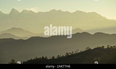 Un beau paysage pittoresque d'un rayon de soleil oblique à travers la gamme Chaukhamba vu de l'Himalayan village de Chaukori dans Uttarakhand, Banque D'Images