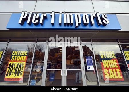 Vue extérieure de Pier 1 Imports store dans le quartier de la ville de New York, Queens, New York et est signalé sur l'intention de fermer 450 de ses 942 magasins de détail, couper 40 % de son personnel au siège, et éventuellement passer à au chapitre 1, 7 janvier 2020. (Anthony Behar/Sipa USA) Banque D'Images