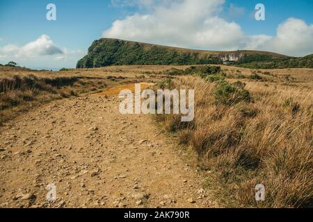 Sentier rocheux qui monte à travers les buissons secs sur la Fortaleza Canyon près de Cambara do Sul. Une ville avec des attractions touristiques naturelles dans le sud du Brésil. Banque D'Images