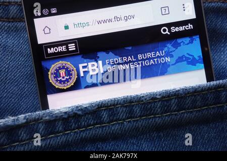 FBI (Federal Bureau of Investigation) site web affiché sur smartphone caché dans la poche de jeans Banque D'Images