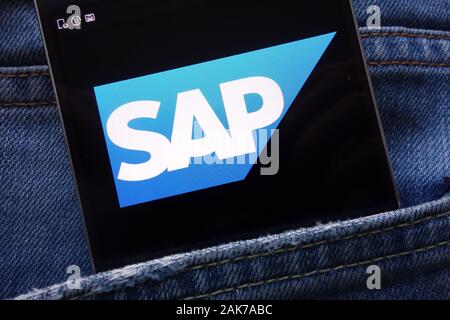Site web de SAP SE affiché sur smartphone caché dans la poche de jeans Banque D'Images