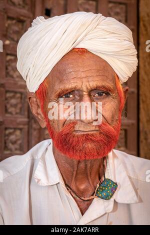 Portrait d'un homme avec barbe de couleur henné, Jodhpur, Rajasthan, Inde Banque D'Images