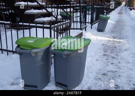 Recyclage des bacs sur le trottoir enneigé dans l'arrondissement de Rosemont, Montréal, Québec, Canada : 7 janvier 2020 Banque D'Images