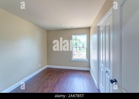 Une chambre de tir horizontal dans une petite maison qui est en construction. Banque D'Images