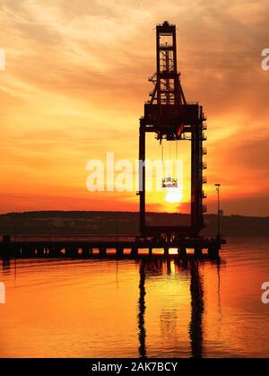 Grue à conteneurs dans le port de Halifax, Nouvelle-Écosse. Banque D'Images