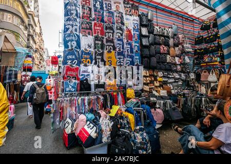 Hong Kong, Chine - Novembre 2019 : la mode, les vêtements et marchandises sur la rue du marché (Ladie's Market) à Hong Kong , Tung Choi Street Banque D'Images