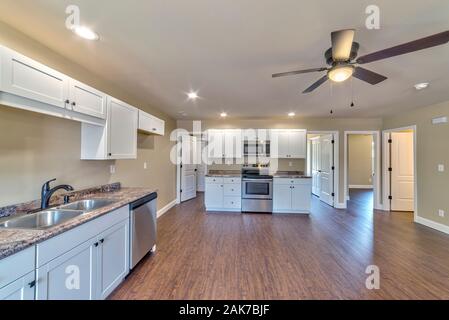 Photo de l'Horizontal cuisine intérieur d'un nouveau petit digestif maison. Banque D'Images