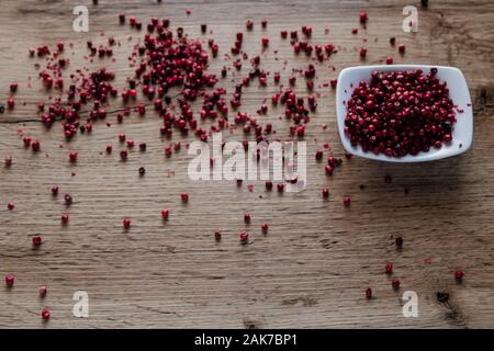 Poivre rouge bol en blanc sur fond de bois Banque D'Images