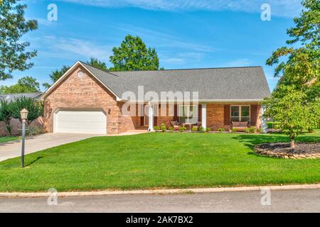 Shot horizontale d'une seule maison familiale qui est à vendre. Banque D'Images