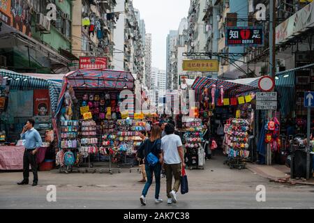 Hong Kong, Chine - Novembre 2019 : les gens sur la rue du marché (Ladie's Market) à Hong Kong , Tung Choi Street, Mongkok Banque D'Images