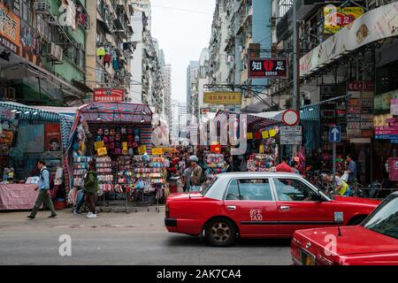 Hong Kong, Chine - Novembre 2019 : les gens sur la rue du marché (Ladie's Market) à Hong Kong , Tung Choi Street, Mongkok Banque D'Images