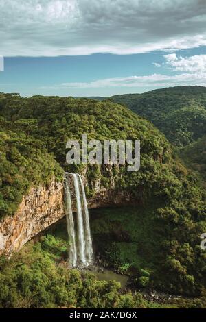Caracol waterfall tombe d'une falaise rocheuse dans une forêt d'un parc près de Canela. Une charmante petite ville dans le sud du Brésil. Banque D'Images